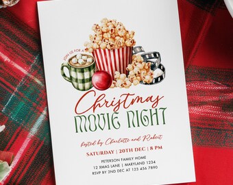 Peut inclure: Une invitation blanche sur le thème d'une soirée cinéma de Noël. La carte présente des illustrations de pop-corn, de bobines de film et d'une tasse de chocolat chaud. Le texte comprend "Christmas Movie Night" et les détails de l'événement.