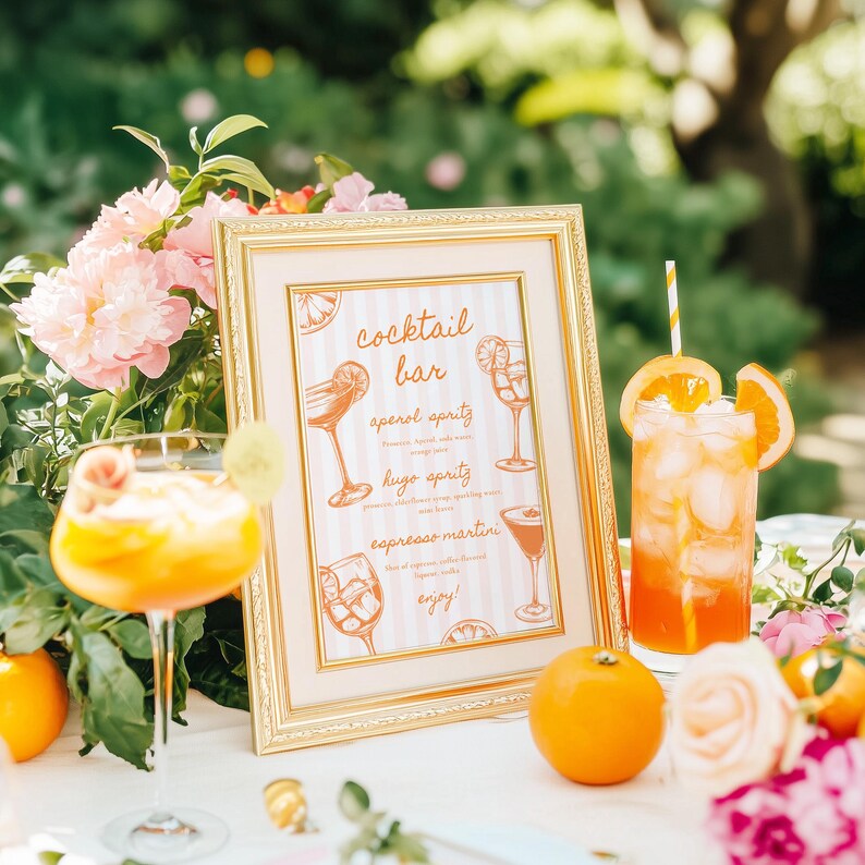 Cocktailbarskylt "Love at First Spritz" Möhippa Mall Retro Elegant Rosa Randig Sommar Handritad Spritz Bar Poster Canvas bild 3
