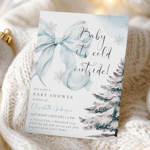 Può includere: Un invito rettangolare per baby shower con un grande fiocco azzurro, fiocchi di neve argentati e l'illustrazione di un abete. Il testo recita Baby it's cold outside! Join us for a BABY SHOWER in honor of Elizabeth Anderson, 14th Dec, 2 PM.