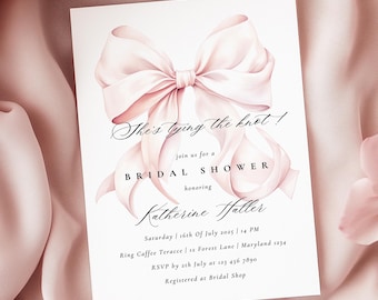 Könnte beinhalten: Eine rosafarbene Einladung zu einer Bridal Shower mit einer Aquarell-Illustration eines großen rosafarbenen Schleifchens. Der Text lautet "She's tying the knot!" und enthält Details zur Veranstaltung, wie Datum, Uhrzeit, Ort und RSVP-Informationen.