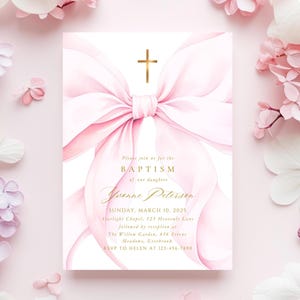 Könnte beinhalten: Eine Taufkarte mit einer großen rosa Schleife und einem goldenen Kreuz. Der Text lautet: "Bitte begleiten Sie uns zur Taufe unserer Tochter Yvonne Petersen" mit Datum, Uhrzeit und Ort.