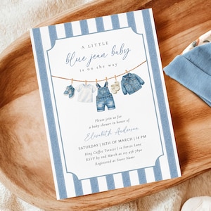 Könnte beinhalten: Babyparty-Einladung mit blau-weiß gestreiftem Rand. Der Text "A little blue jean baby is on the way" ist enthalten. Aquarell-Illustrationen von Babykleidung hängen an einer Wäscheleine.