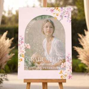 Plantilla de cartel de bienvenida para fiesta de graduación con flores silvestres, fiesta de graduación con foto, cartel de graduación floral rosa moderno, fondo rosa coqueto