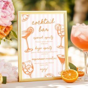 Cocktailbarskylt "Love at First Spritz" Möhippa Mall Retro Elegant Rosa Randig Sommar Handritad Spritz Bar Poster Canvas bild 2