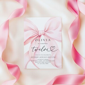 以下が含まれることがあります： ピンクと白の誕生日招待状。大きなピンクのリボンと「OLIVIAは12歳になります」というテキストとハートが描かれています。招待状には、日付、時間、場所、RSVPの情報が含まれています。