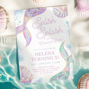 Può includere: Un invito a una festa di compleanno a tema sirenetta con uno sfondo acquerellato rosa e viola. L'invito presenta una coda di sirena con glitter dorati, conchiglie e il testo "Splish Splash it's a Mermaid Bash!"  Unisciti a noi per festeggiare il 5° compleanno di Helena! Sab | 16 luglio | 14:00 Casa di Samantha Sotto il mare, 123 Oceanland RSVP entro il 2 luglio a Helen al 123 456 7890.