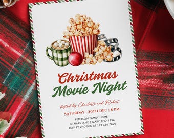 Peut inclure: Une invitation pour une soirée cinéma de Noël avec un seau de pop-corn à rayures rouges et blanches, une bobine de film et une tasse de chocolat chaud avec des guimauves. Le texte de l'invitation est "Christmas Movie Night".