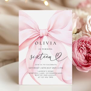 Op de afbeelding: Een roze uitnodigingskaart met een groot aquarel strik ontwerp. De tekst luidt "Olivia wordt zestien" met evenementdetails. De kaart is voor een viering.
