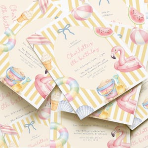 Puede incluir: Una colección de invitaciones de fiesta de cumpleaños con temática de playa. Las invitaciones presentan ilustraciones de un flotador de flamenco, conos de helado, pelotas de playa y un cubo de arena. El texto dice "Charlotte's 6th birthday". El fondo tiene rayas amarillas y blancas.