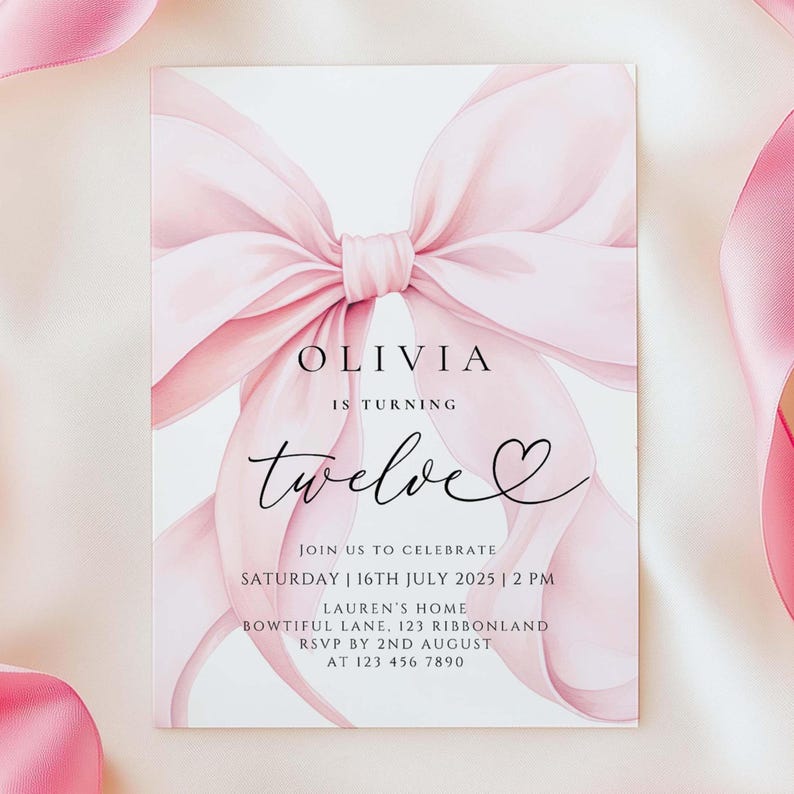 以下が含まれることがあります： ピンクの誕生日招待状。大きなピンクのリボンと、「Oliviaは12歳になります」というテキストが筆記体で書かれています。招待状には、日付、時間、場所など、パーティーの詳細が記載されています。