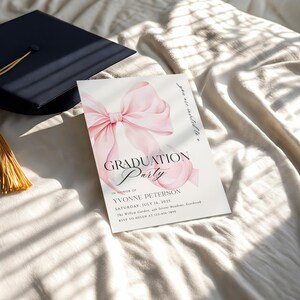K&ouml;nnte beinhalten: Ein rosa Aquarell-Schleife auf wei&szlig;em Hintergrund. Der Text "GRADUATION Party" ist in schwarzer Kursivschrift geschrieben. Der Text "IN HONOR OF YVONNE PETERSON" ist in schwarzer Schrift geschrieben. Der Text "SATURDAY, JULY 16, 2025" ist in schwarzer Schrift geschrieben. Der Text "The Willow Garden, 436 Serene Meadows, Eserbrook" ist in schwarzer Schrift geschrieben. Der Text "RSVP TO HELEN AT 123-456-7890" ist in schwarzer Schrift geschrieben.
