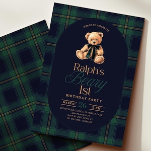 Może przedstawiać: Zaproszenie na przyjęcie urodzinowe z granatowym owalnym wzorem z ilustracją misia i napisem "Ralph's Beary 1st Birthday Party". Zaproszenie ma zielono-granatowe tło w kratę. Data to 26 marca.