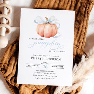 Lilla pumpan är på väg Blå rosett Babyshower-inbjudningsmall för pojke Akvarell blå rosett Höstpumpatema Inbjudningskort Babyblå kokett