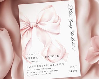 Könnte beinhalten: Eine weiße Einladung zu einer Brautparty mit einem rosa Aquarell-Schleife. Der Text lautet "The's tying the knot!" und enthält den Namen der Braut, das Datum, die Uhrzeit und die RSVP-Informationen.