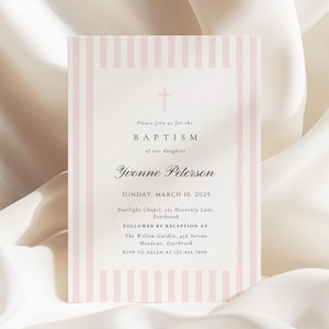 Può includere: Un invito al battesimo con un bordo a righe rosa e bianche. L'invito include il testo "Please join us for the BAPTISM of our daughter Yvonne Peterson" e i dettagli dell'evento. Una croce è in alto.