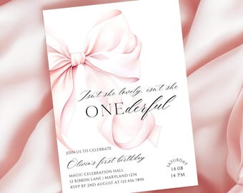 Puede incluir: Un lazo de acuarela rosa y blanco con el texto "Isn't she lovely, isn't she ONEderful" sobre un fondo blanco. El texto "Join us to celebrate Olivia's first birthday" está debajo del lazo. La invitación incluye la fecha, la hora y la ubicación del evento.