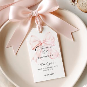 Modello di etichetta regalo per il primo compleanno con fiocco rosa Etichetta regalo per il primo compleanno di Coquette Blush Girl Etichetta elegante con nastro rosa Etichetta di ringraziamento 2x3,5 Canva stampabile