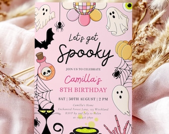 Puede incluir: Invitación rosa con temática de Halloween con el texto "Let's get Spooky" y detalles del 8º cumpleaños de Camilla. Incluye ilustraciones de fantasmas, arañas, un gato negro y una botella de poción.