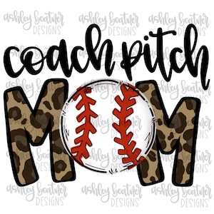 Könnte beinhalten: Ein Grafikdesign mit den Worten "coach pitch mom" in schwarzer Schrift mit einem Baseball und Buchstaben im Leopardenmuster.