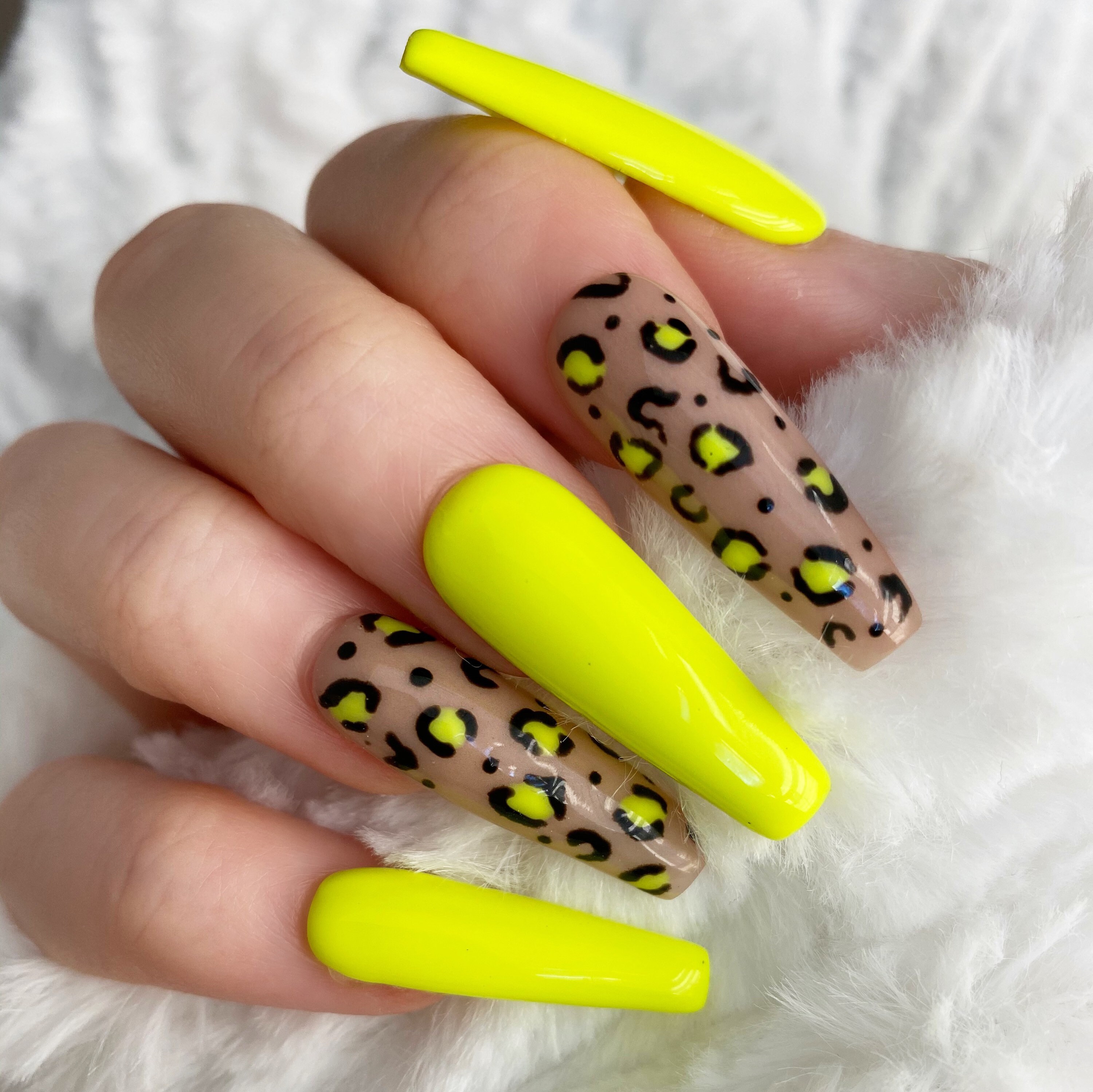 Detalle 67+ imagen uñas amarillas neon - Thptletrongtan.edu.vn