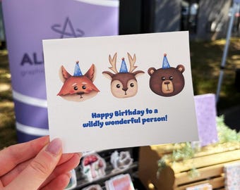 Tarjeta de cumpleaños salvaje: Tarjeta de cumpleaños con animales del bosque, adorable tarjeta de fiesta con sombrero de zorro, oso y ciervo, interior en blanco con textura de lino, hecha a mano.