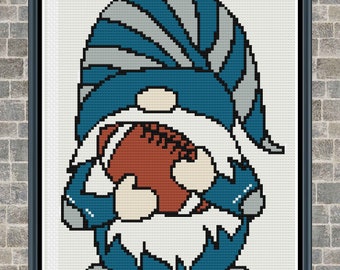 Könnte beinhalten: Ein blauer und grauer Zwerg, der einen braunen Fußball hält. Der Zwerg trägt eine blaue und graue Mütze und ein blau-weiß gestreiftes Hemd.