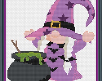 Può includere: Un gnomo strega viola con un cappello a punta e una cintura nera, che mescola un calderone di liquido verde con un bastone di legno. Lo gnomo indossa un vestito viola con pipistrelli stampati.