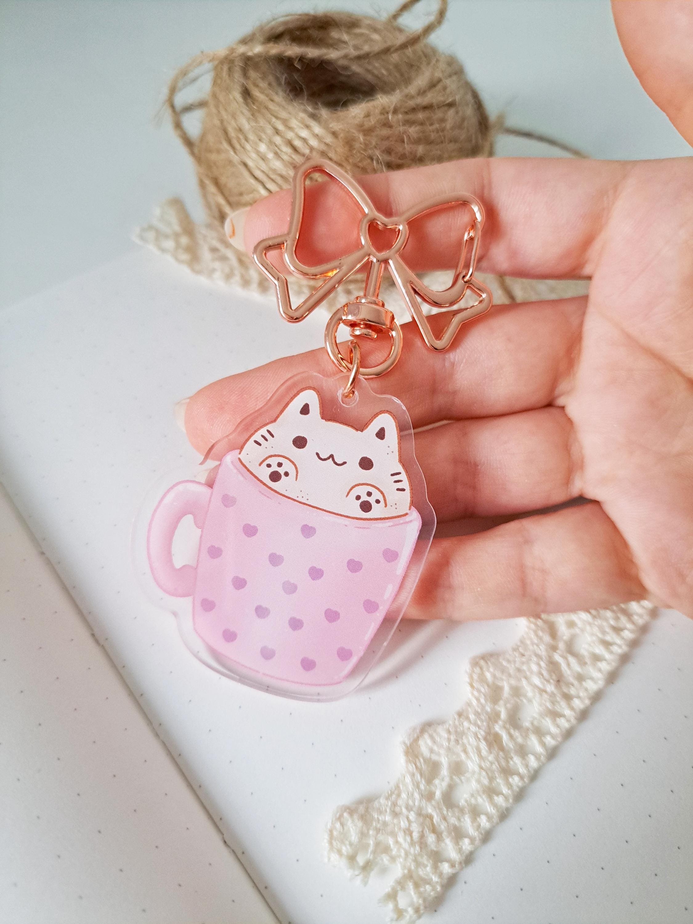 Portachiavi A Forma Di Gatto Con Tazza Di Tè Al Latte | Acrilico Colorato 10 Cm, Leggero, Accessorio Moda Per Zaini E Chiavi, Bianco