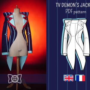 Op de afbeelding: Een marineblauwe jas met witte strepen, rode en witte accenten en lichtblauwe afwerking wordt getoond op een paspop. De afbeelding bevat een lijntekening van de jas en de tekst "TV Demon's Jacket PDF pattern".