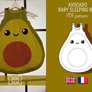 Op de afbeelding: Een groene avocado-vormige babyslaapzak met een bruine pit en een glimlachend gezicht. Het patroon is beschikbaar als PDF-download. De tekst "AVOCADO BABY SLEEPING BAG PDF pattern" staat op de afbeelding.
