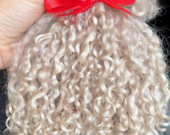 洗浄済み、ベージュ染めの天然オーガニックモヘア（人形の髪用）。長さ5～6インチ。ティーズウォーターロックス