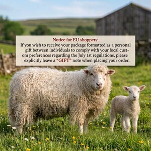 Peut inclure: Un mouton blanc &agrave; la laine &eacute;paisse et boucl&eacute;e se tient &agrave; c&ocirc;t&eacute; d'un petit agneau dans un champ vert. Un encadr&eacute; de texte est superpos&eacute; sur l'image, indiquant : Notice for EU shoppers: If you wish to receive your package as a personal gift, leave a GIFT note.