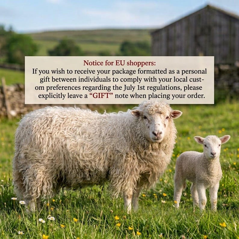 Peut inclure: Un mouton blanc &agrave; la laine &eacute;paisse et boucl&eacute;e se tient &agrave; c&ocirc;t&eacute; d'un petit agneau dans un champ vert. Un encadr&eacute; de texte est superpos&eacute; sur l'image, indiquant : Notice for EU shoppers: If you wish to receive your package as a personal gift, leave a GIFT note.