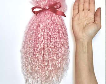 Teintes bio à la main en rose clair Teeswater Locks : polaire pour cheveux de poupée de 10 à 12 po.