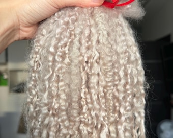 人形の髪用オーガニックウォッシュドフリース、長さ10～12インチ／ダークブロンド／ティーズウォーターフリース