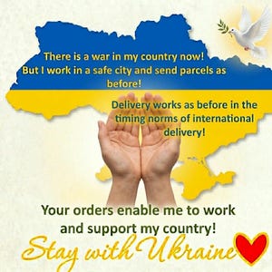 Peut inclure: Une carte de l'Ukraine en bleu et jaune avec une colombe blanche tenant un rameau d'olivier. Le texte indique : There is a war in my country now! But I work in a safe city and send parcels as before! Delivery works as before! Stay with Ukraine.