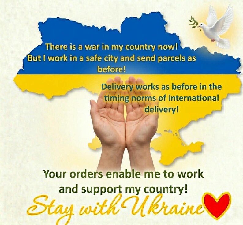 Peut inclure: Une carte de l'Ukraine en bleu et jaune avec une colombe blanche tenant un rameau d'olivier. Le texte indique : There is a war in my country now! But I work in a safe city and send parcels as before! Delivery works as before! Stay with Ukraine.