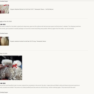 Peut inclure: Deux paquets de m&egrave;ches de mohair boucl&eacute;es blanc cass&eacute; pour cheveux de poup&eacute;e, chacun attach&eacute; avec un fin ruban rouge. Les fibres semblent douces et longues, avec une texture naturelle, pr&eacute;sent&eacute;es comme du mohair lav&eacute; bio et de la toison Teeswater.