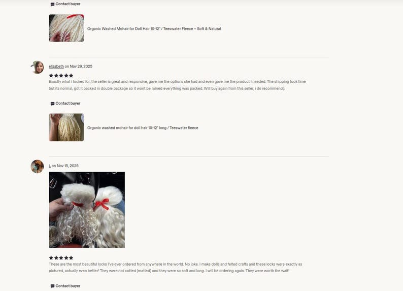 Peut inclure: Deux paquets de m&egrave;ches de mohair boucl&eacute;es blanc cass&eacute; pour cheveux de poup&eacute;e, chacun attach&eacute; avec un fin ruban rouge. Les fibres semblent douces et longues, avec une texture naturelle, pr&eacute;sent&eacute;es comme du mohair lav&eacute; bio et de la toison Teeswater.