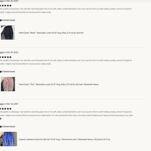 Peut inclure: Une collection de trois fiches produits pour cheveux de poup&eacute;e comprenant des m&egrave;ches Teeswater noires teintes &agrave; la main, des m&egrave;ches Teeswater roses et du mohair organique lav&eacute; outremer, pesant 60 grammes et mesurant 25 &agrave; 30 cm de long.
