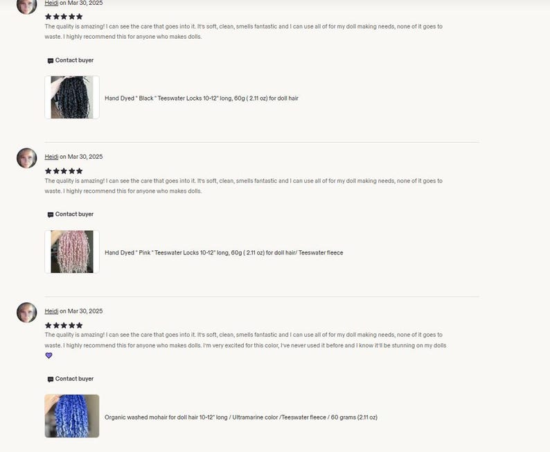 Peut inclure: Une collection de trois fiches produits pour cheveux de poup&eacute;e comprenant des m&egrave;ches Teeswater noires teintes &agrave; la main, des m&egrave;ches Teeswater roses et du mohair organique lav&eacute; outremer, pesant 60 grammes et mesurant 25 &agrave; 30 cm de long.