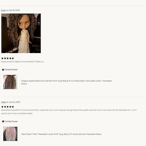 Peut inclure: Une poup&eacute;e aux longs cheveux bruns boucl&eacute;s et aux grands yeux, v&ecirc;tue d'une robe blanche simple. En dessous, deux fiches produits pr&eacute;sentent des lots de laine organique lav&eacute;e pour cheveux de poup&eacute;e, chocolat et rose, de 60g chacun.