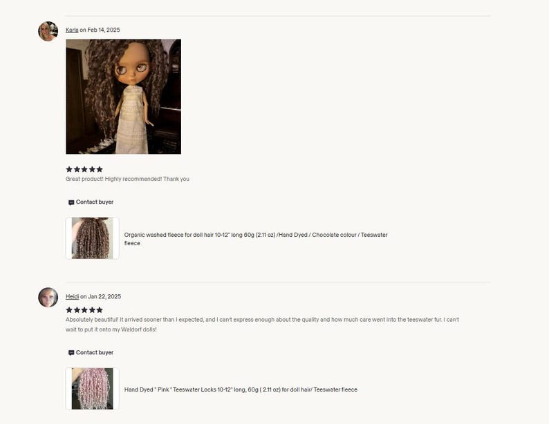Peut inclure: Une poup&eacute;e aux longs cheveux bruns boucl&eacute;s et aux grands yeux, v&ecirc;tue d'une robe blanche simple. En dessous, deux fiches produits pr&eacute;sentent des lots de laine organique lav&eacute;e pour cheveux de poup&eacute;e, chocolat et rose, de 60g chacun.