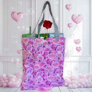 Bolsa de mano reutilizable con rosas, asas y forro de nailon ripstop, bolsillo profundo y clip giratorio.