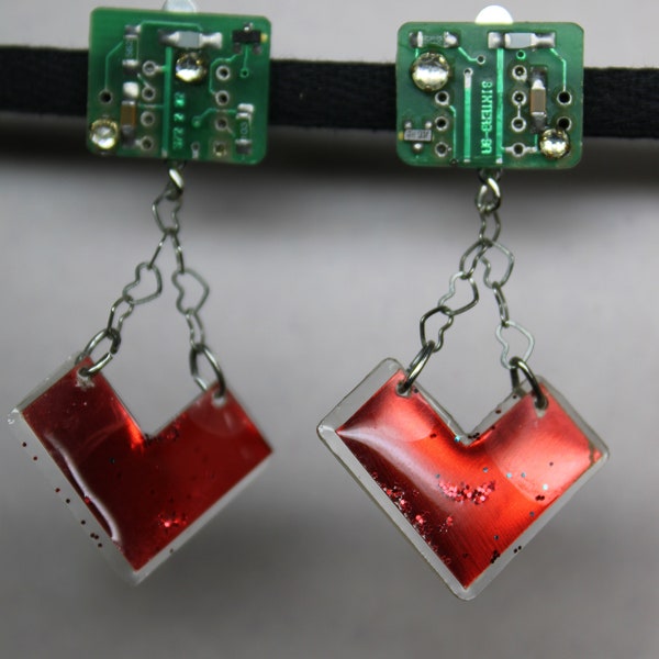 Pendant earrings Electronic robots or red plexiglass hearts with rhinestones