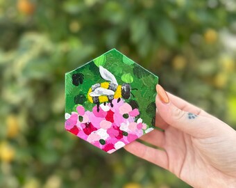 Abeja acrílica sobre lienzo mini hexagonal