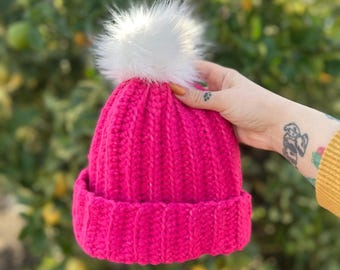 Gorro de ganchillo rosa fuerte