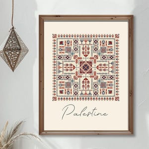 Könnte beinhalten: Ein gerahmter Druck mit einem geometrischen Muster in Rot-, Blau- und Cremetönen. Das Wort "Palestine" ist darunter in Schreibschrift geschrieben. Der Druck hängt an einer weißen Wand über einem Holzstuhl mit Kissen und einer Decke.