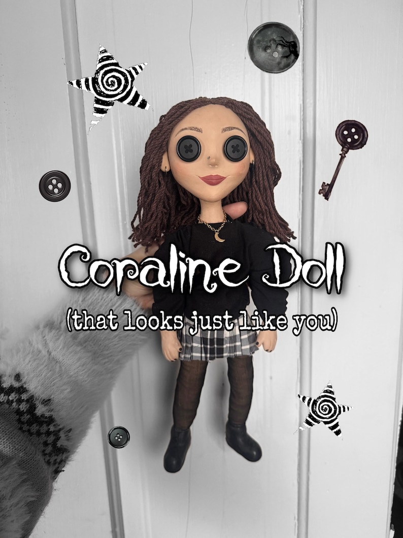 Peut inclure: Une poup&eacute;e aux cheveux en laine brune, aux yeux en boutons noirs et au collier croissant de lune dor&eacute;. Elle porte un haut noir &agrave; manches longues, une jupe &agrave; carreaux noirs et blancs, des collants noirs et des bottines. Texte Coraline Doll visible.
