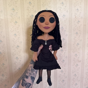 Poupée Coraline personnalisée, Poupée faite main yeux ronds, Halloween, Saison fantasmagorique image 5